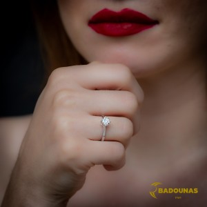 Μονόπετρο δαχτυλίδι Λευκός χρυσός Κ18 με διαμάντια σε κοπή Brilliant με Invisible κάρφωμα Κωδικός 006478