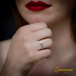 Μονόπετρο δαχτυλίδι Λευκός χρυσός Κ18 με διαμάντια σε κοπή Brilliant με Invisible κάρφωμα Κωδικός 008690
