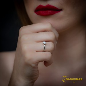 Μονόπετρο δαχτυλίδι Λευκός χρυσός Κ18 με διαμάντια σε κοπή Brilliant με Invisible κάρφωμα Κωδικός 008691
