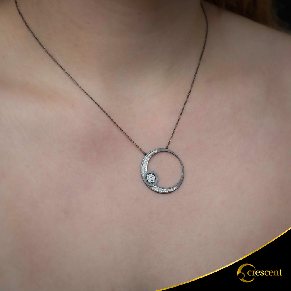 Κολιέ Crescent Large Full Brilliant Λευκός χρυσός Κ14 με μαύρη επιμετάλλωση Κωδικός 11506