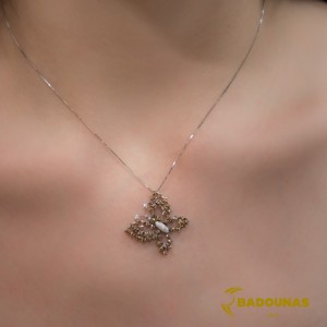Κολιέ Πεταλούδα Λευκός χρυσός Κ18 με λευκά και καφέ διαμάντια Κωδικός 002241 